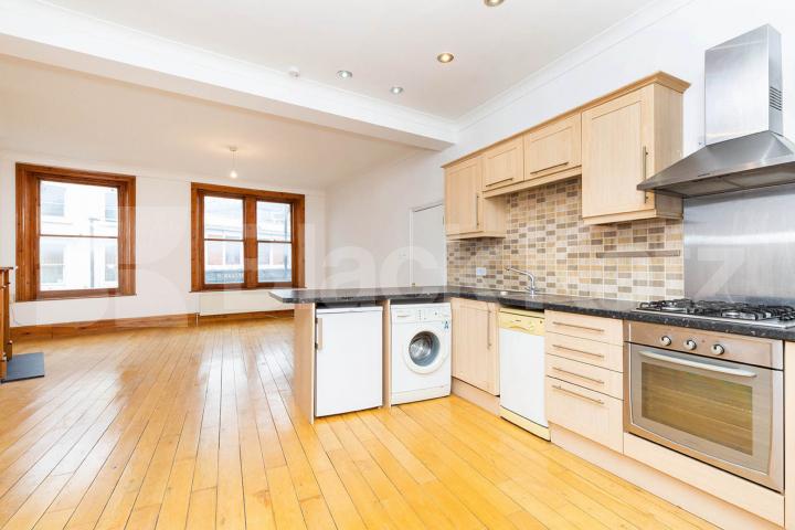 2 bedroom property with a 20ft roof terrace in central Crouch End Park Road, Crouch End